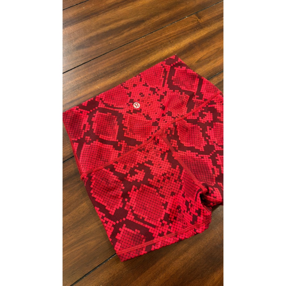 Lululemon Red Snakeskin High Rise Yoga Shorts Size 4 Burgundy Animal Print - Picture 12 of 16